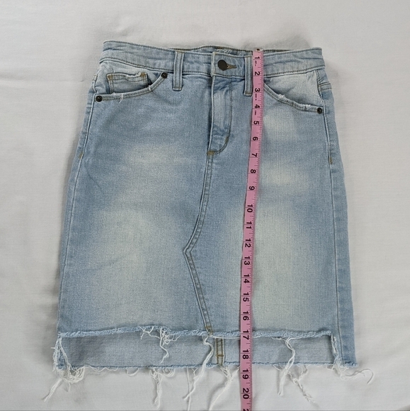 Retro Light Wash Raw Hem Low Rise Mini Skirt - Picture 6 of 7